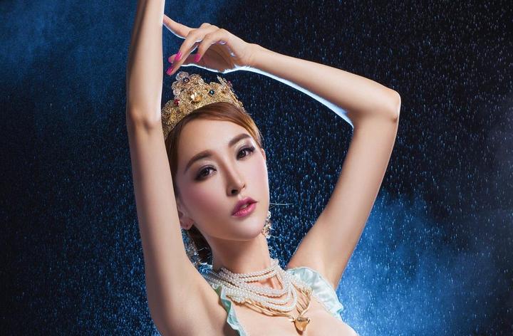 SUV在羌塘无人区行驶
